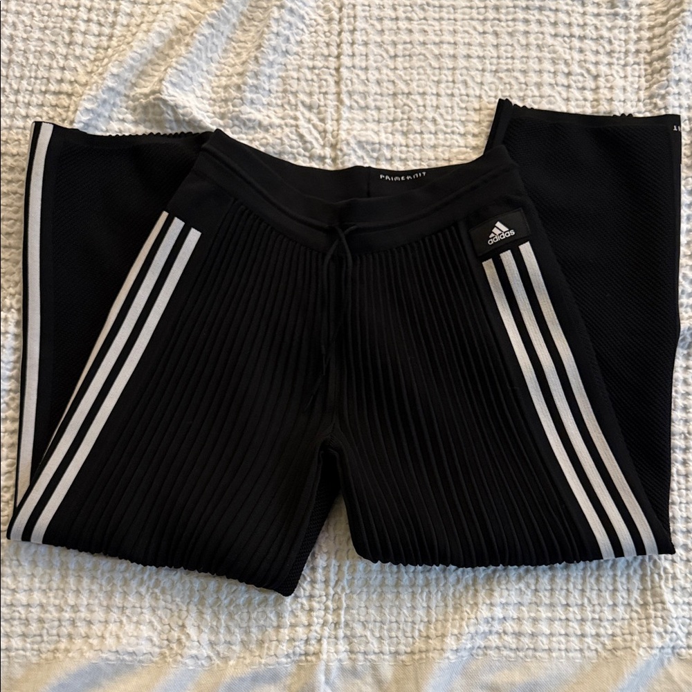Adidas Women Black Front Pleated, Woven Knit 3 Stripes leisure cropped pants.